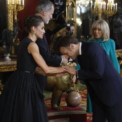 Emmanuel Macron saluda a la Reina Letizia en presencia del Rey Felipe y Brigitte Macron en la cena por la Cumbre de la OTAN en Madrid