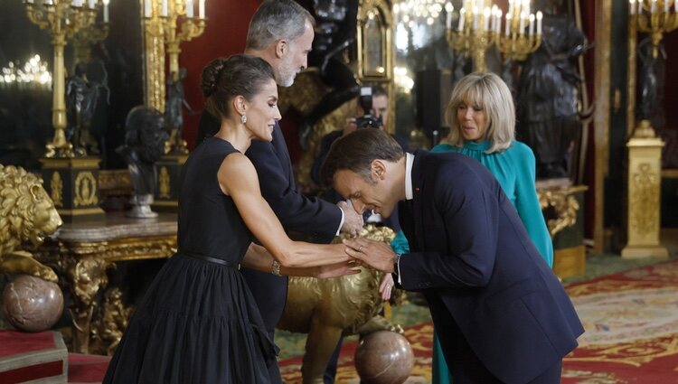 Emmanuel Macron saluda a la Reina Letizia en presencia del Rey Felipe y Brigitte Macron en la cena por la Cumbre de la OTAN en Madrid