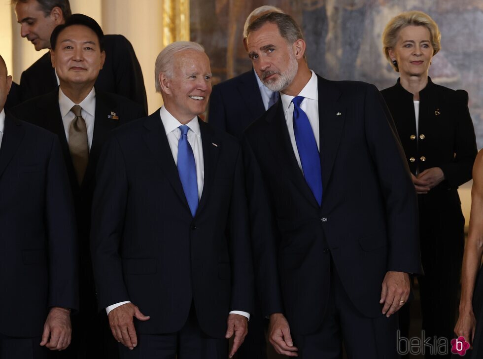 Joe Biden y el Rey Felipe en un momento cómplice en la cena por la Cumbre de la OTAN en Madrid