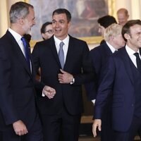 El Rey Felipe y Pedro Sánchez riéndose junto a Emmanuel Macron y Xavier Bettel en la cena por la Cumbre de la OTAN en Madrid