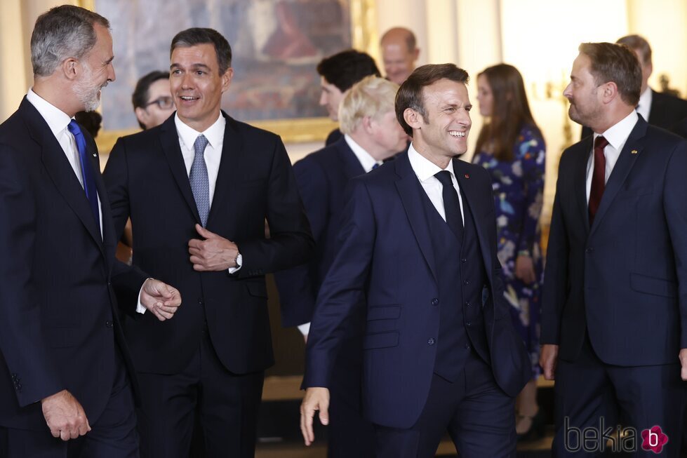 El Rey Felipe y Pedro Sánchez riéndose junto a Emmanuel Macron y Xavier Bettel en la cena por la Cumbre de la OTAN en Madrid