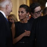 La Reina Letizia y Joe Biden hablando en la cena por la Cumbre de la OTAN en Madrid