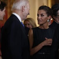 La Reina Letizia y Joe Biden hablando en la cena por la Cumbre de la OTAN en Madrid