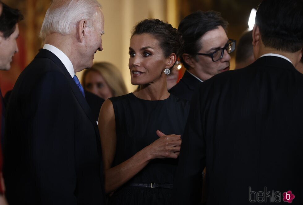 La Reina Letizia y Joe Biden hablando en la cena por la Cumbre de la OTAN en Madrid