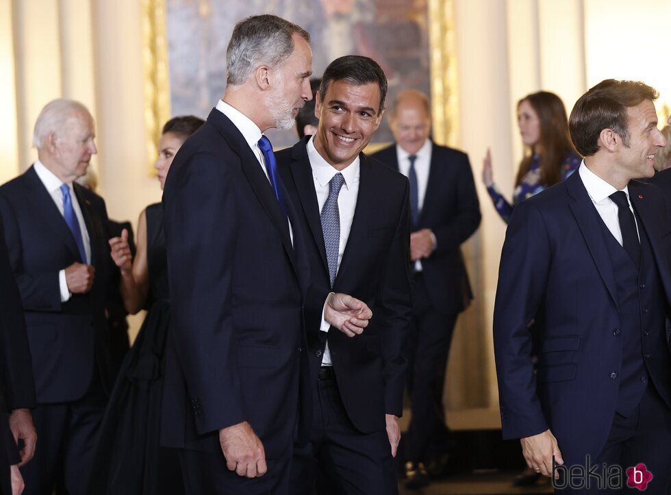 El Rey Felipe y Pedro Sánchez, muy cómplices en la cena por la Cumbre de la OTAN en Madrid