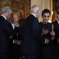 La Reina Letizia y Joe Biden compartiendo confidencias en la cena por la Cumbre de la OTAN en Madrid