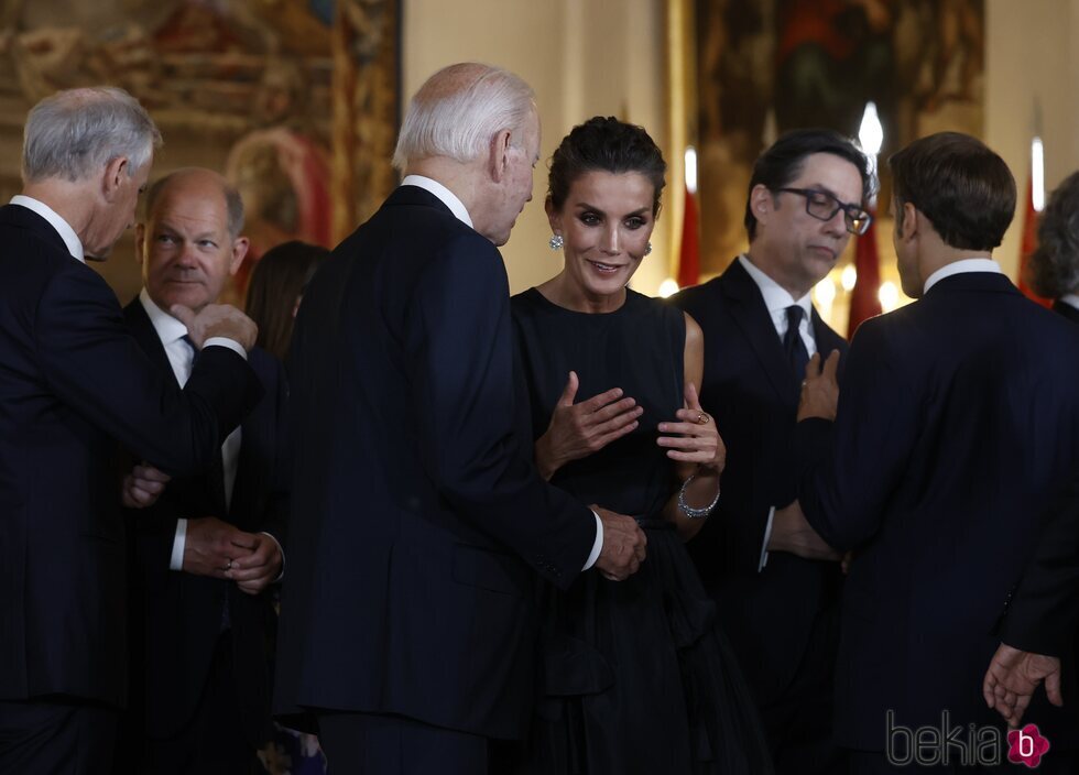 La Reina Letizia y Joe Biden compartiendo confidencias en la cena por la Cumbre de la OTAN en Madrid