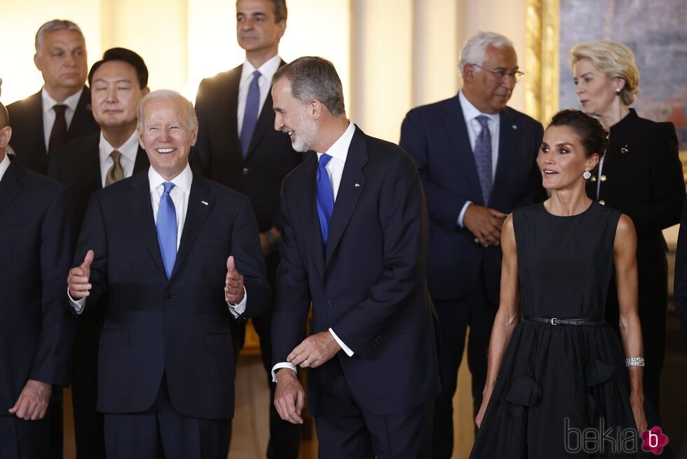 Joe Biden y el Rey Felipe bromeando junto a la Reina Letizia en la cena por la Cumbre de la OTAN en Madrid