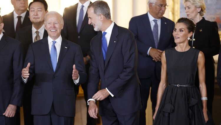 Joe Biden y el Rey Felipe bromeando junto a la Reina Letizia en la cena por la Cumbre de la OTAN en Madrid