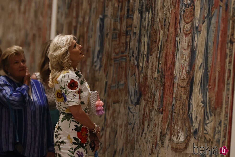 Jill Biden admirando los tapices en su visita al Palacio de la Granja por la Cumbre de la OTAN