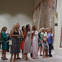 Gauthier Destenay, la Reina Letizia, Begoña Gómez y Jill Biden admirando los tapices en su visita al Palacio de la Granja por la cumbre de la OTAN