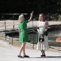 Las nietas de Joe y Jill Biden haciéndose fotos en su visita al Palacio de La Granja por la Cumbre de la OTAN