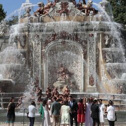 La Reina Letizia y Begoña Gómez con los y las acompañantes ante La Fuente de los Baños de Diana en su visita al Palacio de la Granja