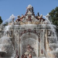 La Reina Letizia y Begoña Gómez con los y las acompañantes ante La Fuente de los Baños de Diana en su visita al Palacio de la Granja