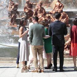 La Reina Letizia y Gauthier Destenay hablando en su visita al Palacio de la Granja por la Cumbre de la OTAN