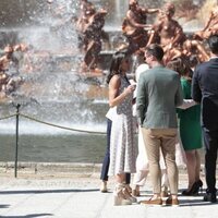 La Reina Letizia y Gauthier Destenay hablando en su visita al Palacio de la Granja por la Cumbre de la OTAN