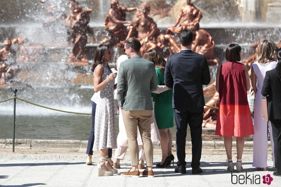 La Reina Letizia y Gauthier Destenay hablando en su visita al Palacio de la Granja por la Cumbre de la OTAN