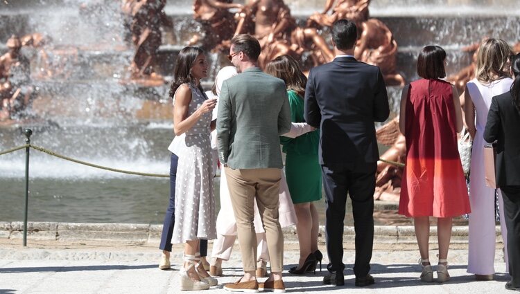 La Reina Letizia y Gauthier Destenay hablando en su visita al Palacio de la Granja por la Cumbre de la OTAN