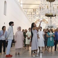 La Reina Letizia, Begoña Gómez y las acompañantes en la Real Fábrica de Cristales de La Granja en su visita al Palacio de la Granja por la Cumbre de la OTA