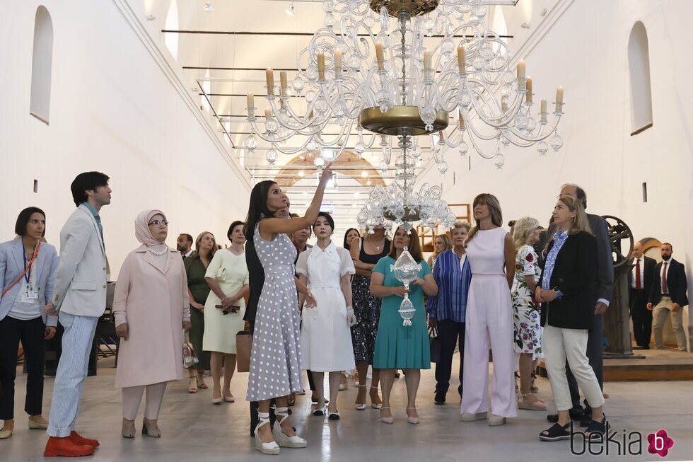 La Reina Letizia, Begoña Gómez y las acompañantes en la Real Fábrica de Cristales de La Granja en su visita al Palacio de la Granja por la Cumbre de la OTA