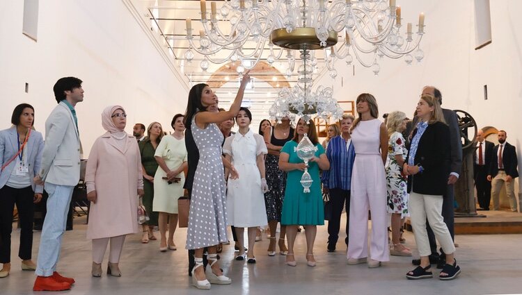 La Reina Letizia, Begoña Gómez y las acompañantes en la Real Fábrica de Cristales de La Granja en su visita al Palacio de la Granja por la Cumbre de la OTA