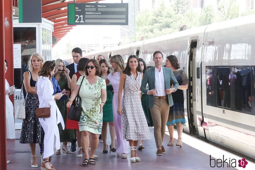 La Reina Letizia, Begoña Gómez y los y las acompañantes tras volver de Segovia en AVE en la Cumbre de la OTAN en Madrid