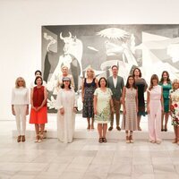 La Reina Letizia, Begoña Gómez y los y las acompañantes ante el 'Guernica' de Picasso en el Museo Reina Sofía