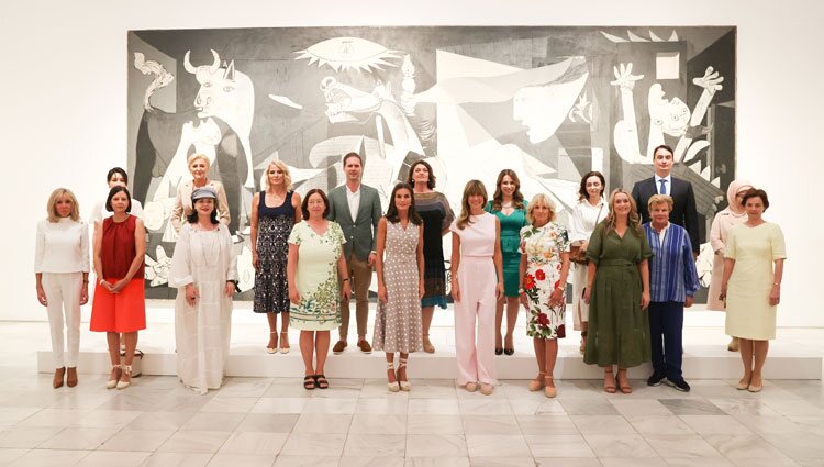 La Reina Letizia, Begoña Gómez y los y las acompañantes ante el 'Guernica' de Picasso en el Museo Reina Sofía