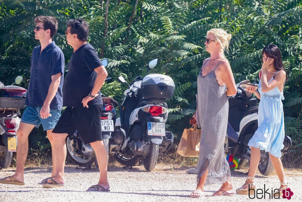 Miguel Bernardeau, Miguel Ángel Bernardeau, Ana Duato y Aitana Ocaña durante sus vacaciones en Ibiza