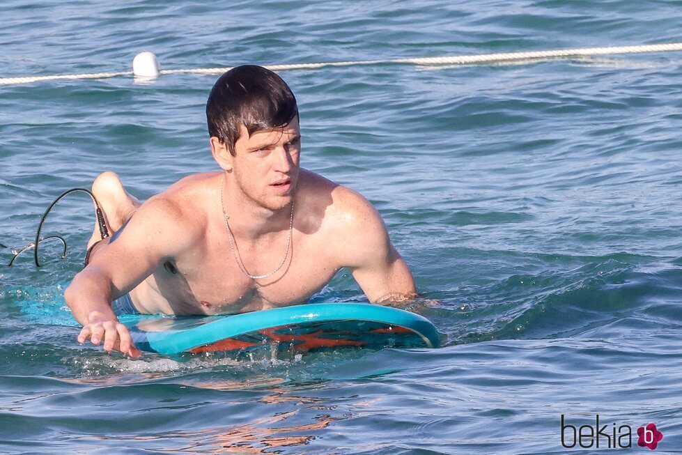 Miguel Bernardeau practicando surf en Ibiza