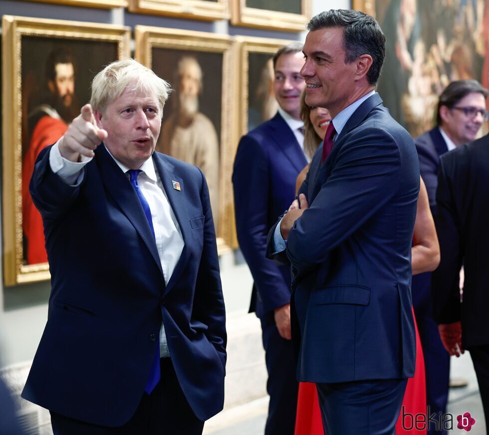 Boris Johnson y Pedro Sánchez en una visita al Museo del Prado por la Cumbre de la OTAN en Madrid