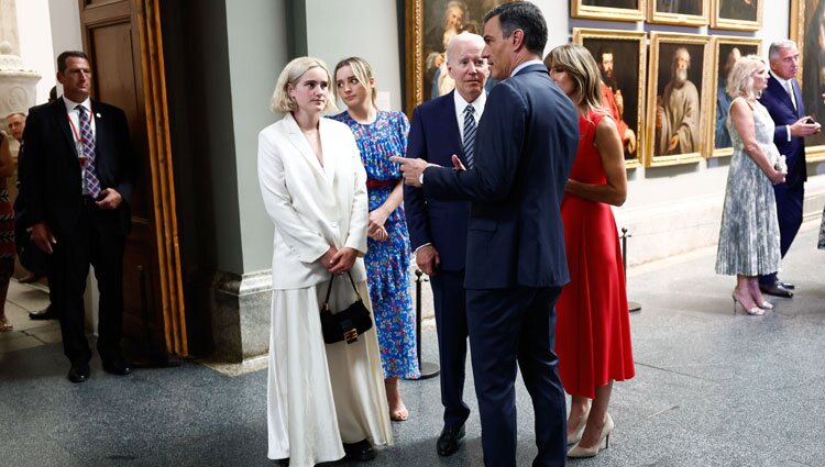 Pedro Sánchez y Begoña Gómez con Joe Biden y sus nietas en una visita al Museo del Prado por la Cumbre de la OTAN en Madrid