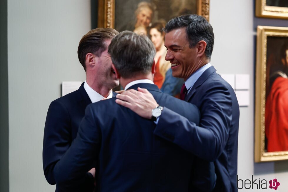 Pedro Sánchez con Xavier Bettel y Gauthier Destenay en una visita al Museo del Prado por la Cumbre de la OTAN en Madrid