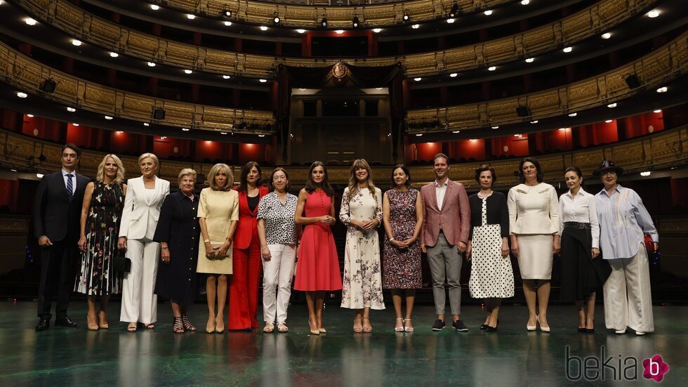 La Reina Letizia, Begoña Gómez y las y los acompañantes en el Teatro Real por la Cumbre de la OTAN en Madrid