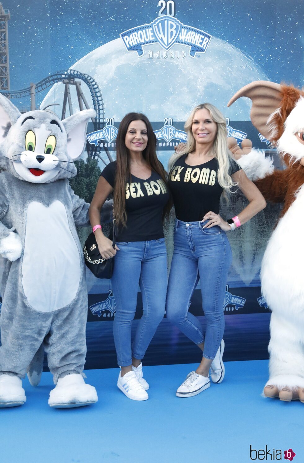 Sonia Monroy y Yola Berrocal en la inauguración de atracciones en el Parque Warner Beach