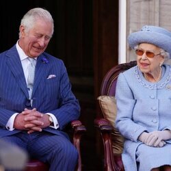 La Reina Isabel y el Príncipe Carlos, muy cómplices en el Queen's Body Guard for Scotland Reddendo Parade