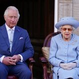 La Reina Isabel y el Príncipe Carlos en el Queen's Body Guard for Scotland Reddendo Parade