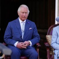 La Reina Isabel y el Príncipe Carlos en el Queen's Body Guard for Scotland Reddendo Parade