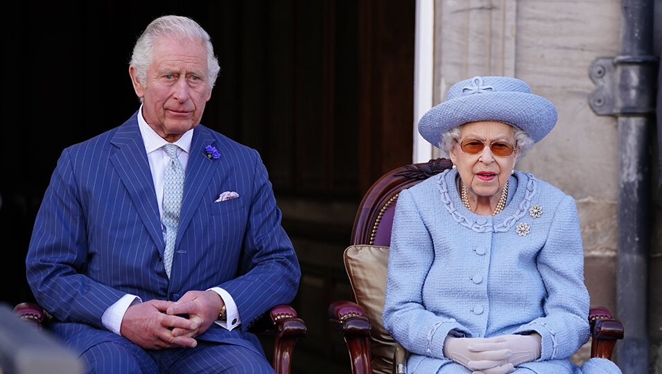 La Reina Isabel y el Príncipe Carlos en el Queen's Body Guard for Scotland Reddendo Parade