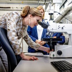 Elisabeth de Bélgica en su visita a un laboratorio de impresión 3D en la Universidad Católica de Lovaina