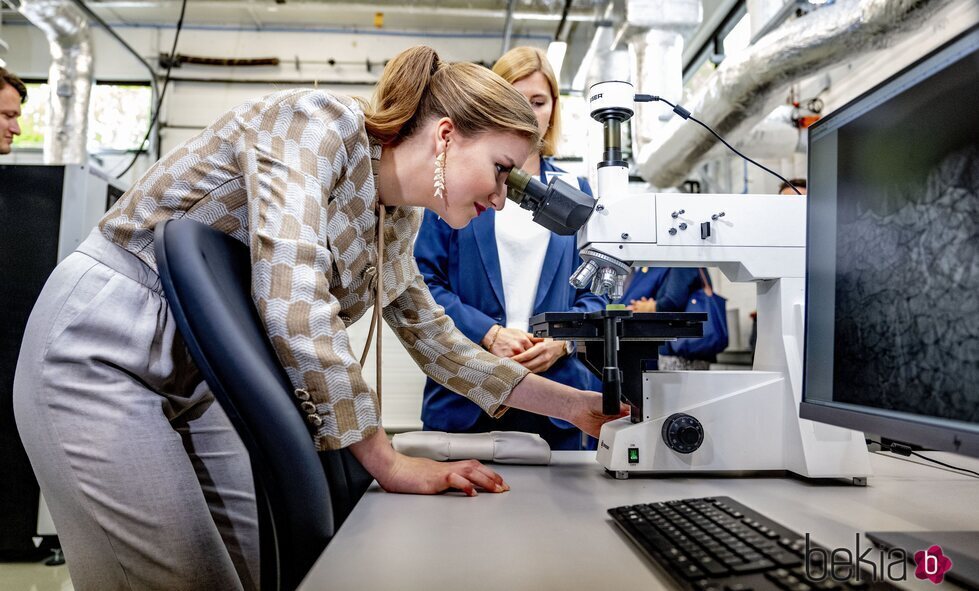 Elisabeth de Bélgica en su visita a un laboratorio de impresión 3D en la Universidad Católica de Lovaina