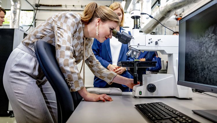 Elisabeth de Bélgica en su visita a un laboratorio de impresión 3D en la Universidad Católica de Lovaina