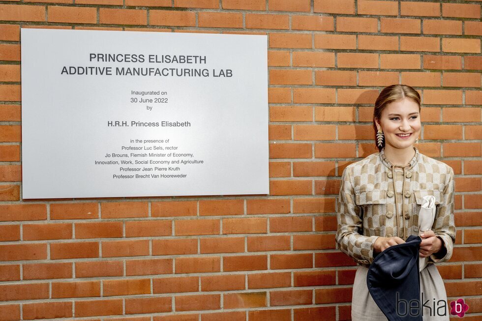 Elisabeth de Bélgica tras descubrir una placa en su visita a un laboratorio de impresión 3D en la Universidad Católica de Lovaina