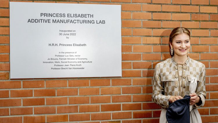 Elisabeth de Bélgica tras descubrir una placa en su visita a un laboratorio de impresión 3D en la Universidad Católica de Lovaina