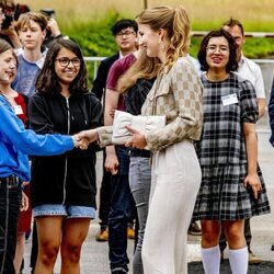 Elisabeth de Bélgica saludando a unas estudiantes en su visita a un laboratorio de impresión 3D en la Universidad Católica de Lovaina