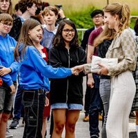 Elisabeth de Bélgica saludando a unas estudiantes en su visita a un laboratorio de impresión 3D en la Universidad Católica de Lovaina