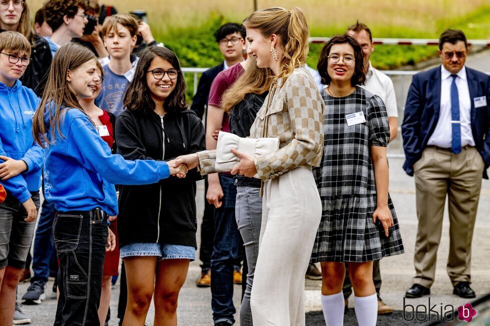 Elisabeth de Bélgica saludando a unas estudiantes en su visita a un laboratorio de impresión 3D en la Universidad Católica de Lovaina