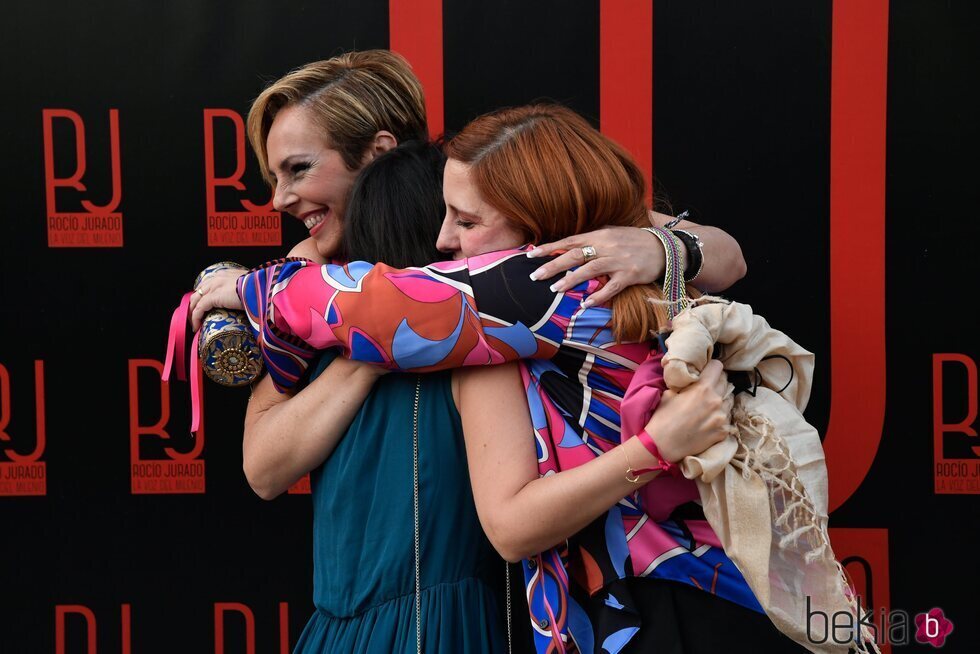 Rocío Carrasco, Ana Bernal-Triviño y Anaís Peces en la inauguración del museo Rocío Jurado en Chipiona