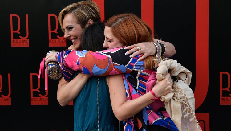 Rocío Carrasco, Ana Bernal-Triviño y Anaís Peces en la inauguración del museo Rocío Jurado en Chipiona