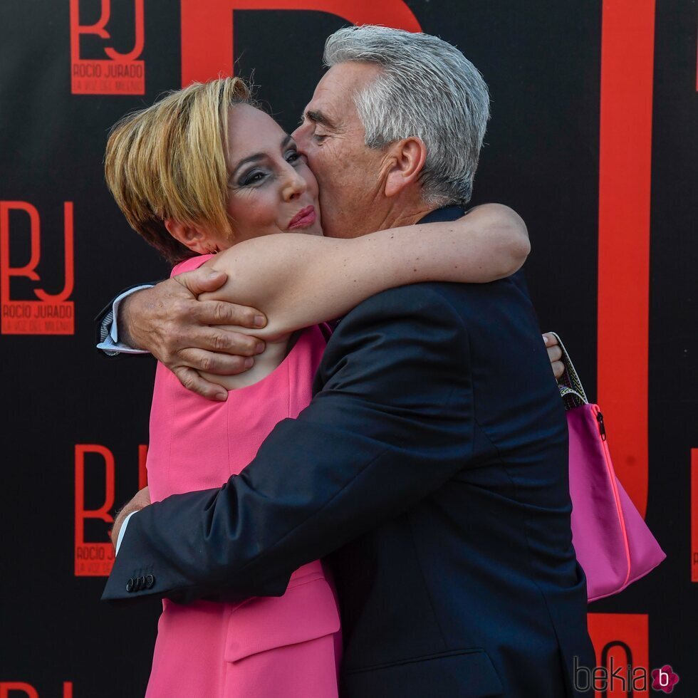 Rocío Carrasco y Luis Mario Aparcero, Alcalde de Chipiona, en la inauguración del museo Rocío Jurado en Chipiona